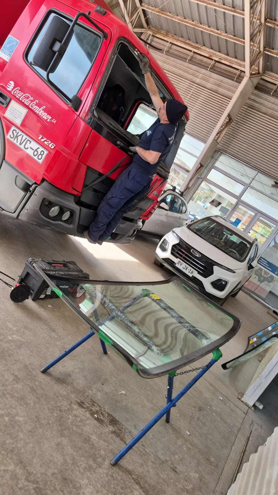 Instalación de láminas en taller